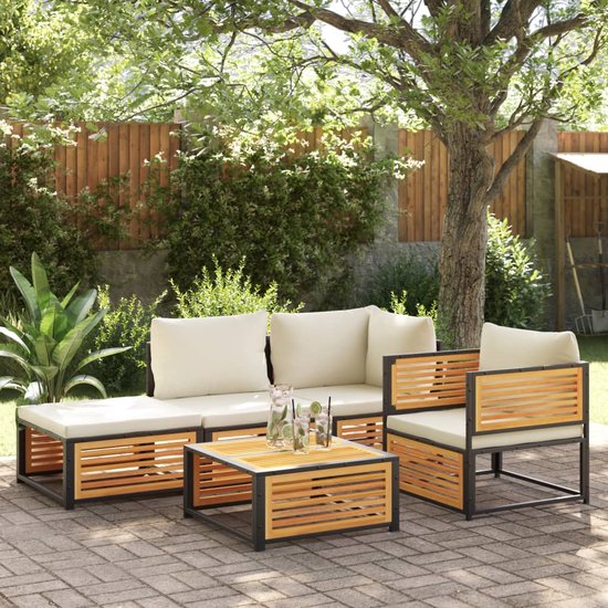 Complete tuinopstelling met een bank, chaise longue, salontafel en tuinstoel. Alle meubels hebben een zwart metalen frame en lamellen van acaciahout.