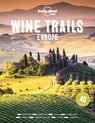 Boek 'Wine Trails Europe' met een Toscaans landschap van wijngaarden, een villa en het opschrift 'Plan 40 perfect weekends in wine country'.