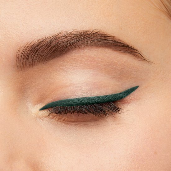 Oogmake-up met een scherpe, smaragdgroene eyeliner lijn op een licht huidskleurig ooglid.