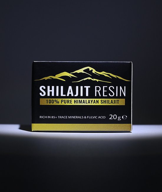 Zwarte doos met gouden bergen en tekst: SHILAJIT RESIN, 100% PURE HIMALAYAN SHILAJIT, RICH IN 85+ TRACE MINERALS & FULVIC ACID, 20g e.