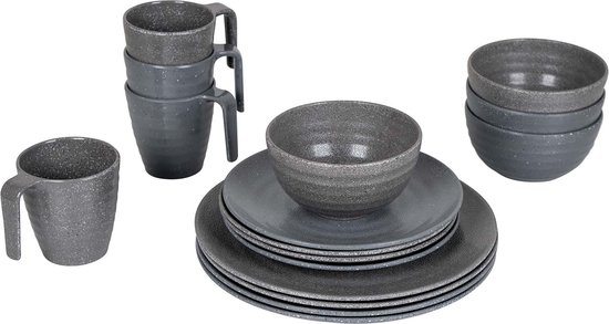 Een grijze servies set van 16 stuks, met borden, kommen en mokken met een gespikkeld, steenachtig uiterlijk.