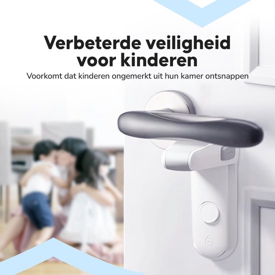 Wit en grijs Heimdall deurslot op een deurklink. Op de achtergrond twee kinderen.