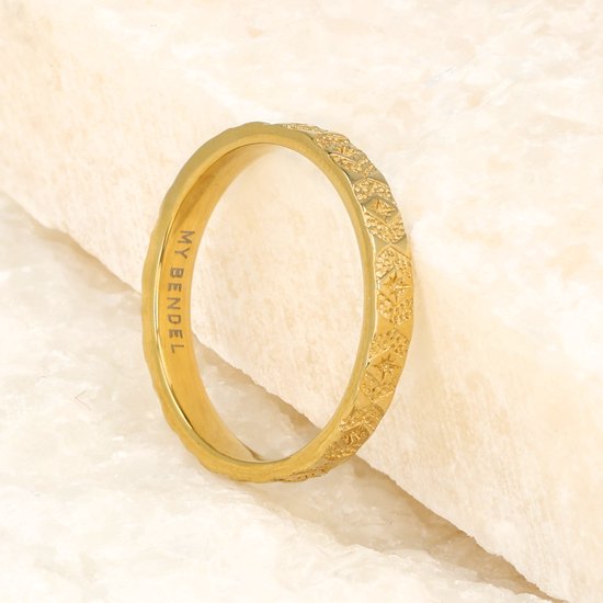 Gouden ring met een patroon van sterretjes en de tekst 'MY BENDEL' aan de binnenkant.