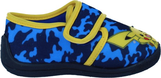Blauwe pantoffel met camouflageprint, gele band en opdruk van Pikachu.