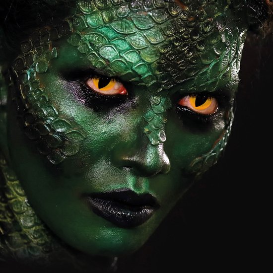 Vrouw met groene slangenmake-up en gele, gloeiende ogen met zwarte pupillen.