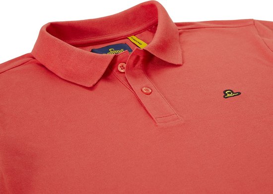 Close-up van de kraag en knoopsluiting van een rood poloshirt met een zwart-geel logo.