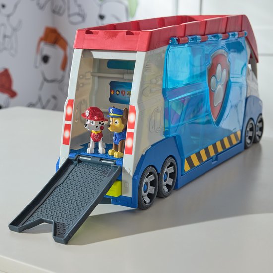 Chase en Marshall, de honden van PAW Patrol, staan op de laadklep van de rode, witte en blauwe Patroller.