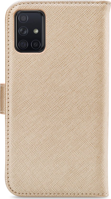 Étui de téléphone doré texturé avec quatre découpes pour appareil photo.