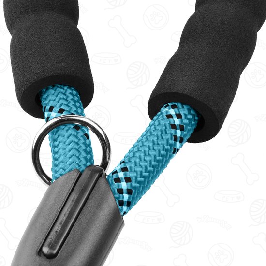 Close-up van de turquoise hondenriem met zwart ruitpatroon en zachte, zwarte handgrepen.