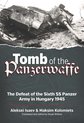 Omslag van het boek 'Tomb of the Panzerwaffe' met een zwart-wit foto van een vernietigde tank, De nederlaag van het Zesde SS Panzerleger in Hongarije 1945.