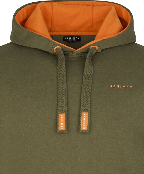 Olijfgroene hoodie met feloranje voering in de capuchon. Centraal op de borst staat het merk 'DENIMFY' in oranje letters. Oranje labels met merknaam op de trekkoorden.