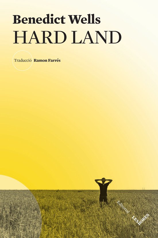 Boek "Hard Land" van Benedict Wells, vertaling Ramon Farrés. Een silhouet van een persoon staat in een veld met de handen in de nek.