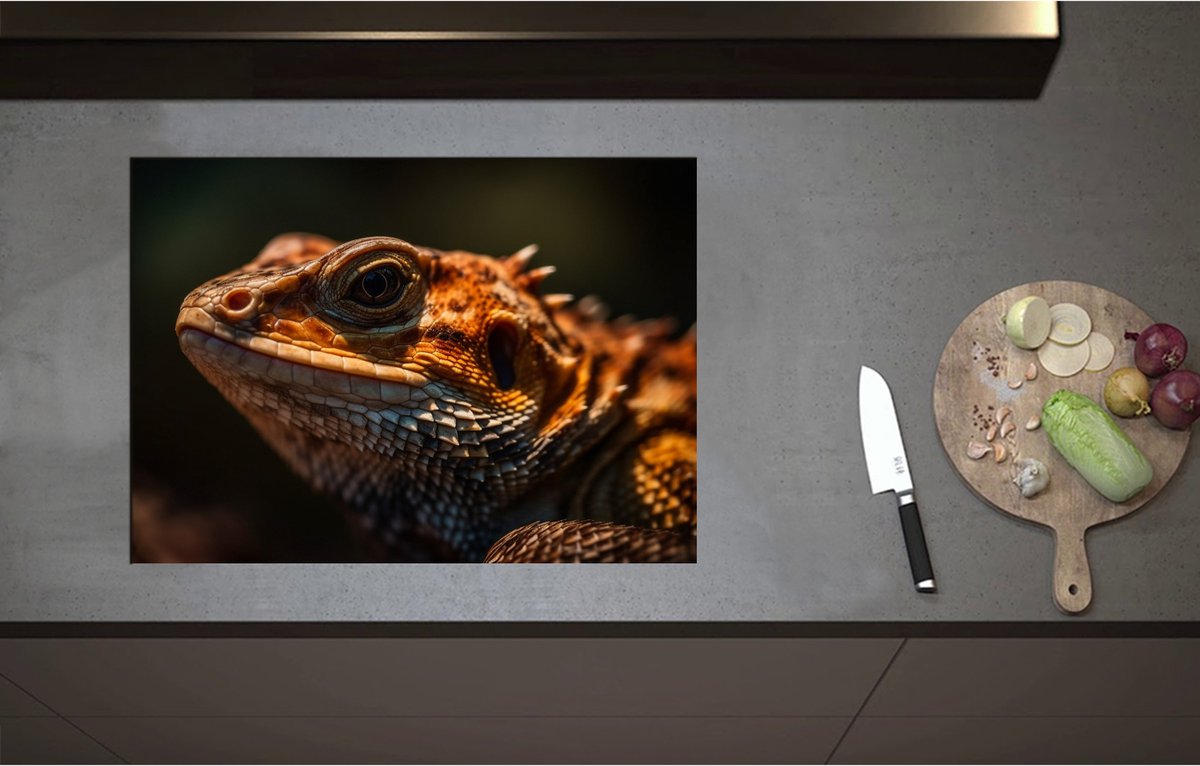 Inductieplaat Beschermer - Bruine leguaan zit in het zonlicht - 71x51 cm - 2 mm Dik - Inductie Beschermer - Bescherming Inductiekookplaat - Kookplaat Beschermer van Wit Vinyl