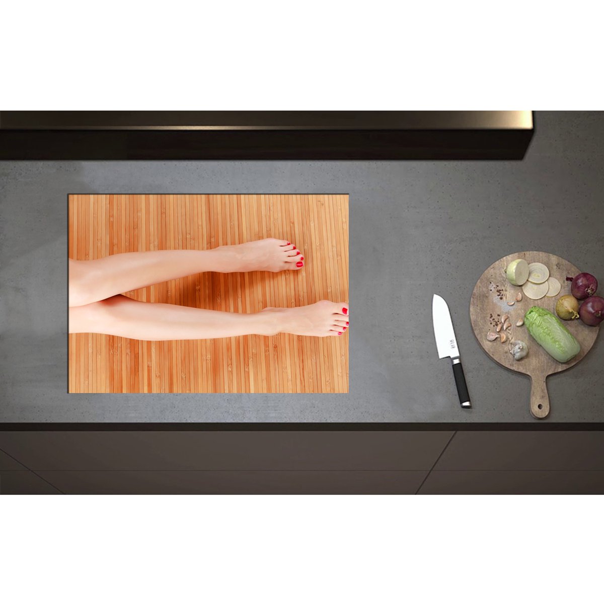 Inductieplaat Beschermer - Bovenaanzicht van Vrouwen Benen met Roodkleurige Teennagels op Houten Ondergrond - 70x50 cm - 2 mm Dik - Inductie Beschermer - Bescherming Inductiekookplaat - Kookplaat Beschermer van Zwart Vinyl