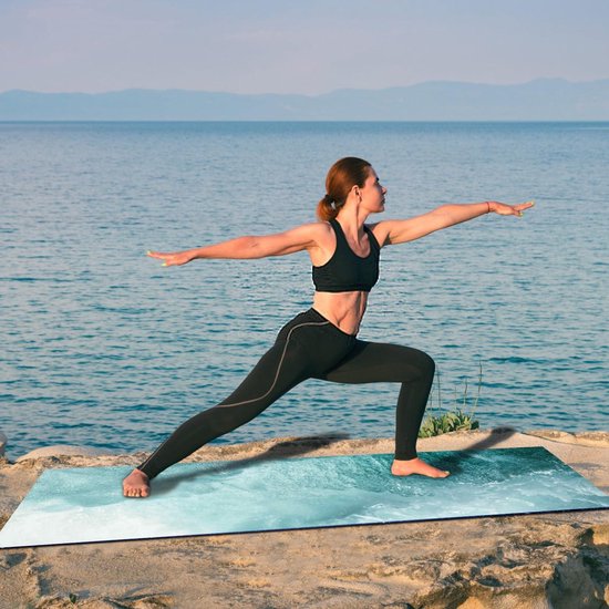 Draagbare Yogamat voor reis - 15 mm dik - Antislip Gymnastiekmat - Duurzaam - Imitatiesuède - Zachte Oefenmat - Yoga Pilates - Bikram Stretching - 180 x 61 cm van Navaris — afbeelding 3