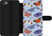 Bookcase Geschikt voor iPhone SE 2020 telefoonhoesje - Meisjes - Vlinder - Oranje - Patronen - Girl - Kids - Kinderen - Meiden - Met vakjes - Wallet case met magneetsluiting