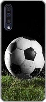Geschikt voor Samsung Galaxy A50 hoesje - Voetbal in het gras - Siliconen Telefoonhoesje