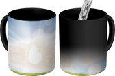 Magische Mok - Foto op Warmte Mok - een groen landschap onder de zon - 350 ML - Uitdeelcadeautjes