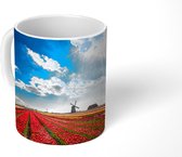 Mok - Koffiemok - Indrukwekkend tulpenveld in Nederland - Mokken - 350 ML - Beker - Koffiemokken - Theemok