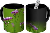 Magische Mok - Foto op Warmte Mok - Limonium bloemen in een groene weide - 350 ML - Uitdeelcadeautjes