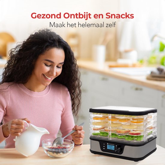 Vrouw die ontbijt maakt bij KitchenBrothers voedseldroger. Tekst: Gezond Ontbijt en Snacks, Maak het helemaal zelf.