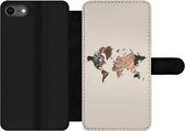 Bookcase Geschikt voor iPhone 7 telefoonhoesje - Wereldkaart - Hout - Bruin - Met vakjes - Wallet case met magneetsluiting