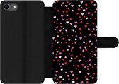 Bookcase Geschikt voor iPhone SE 2020 telefoonhoesje - Een illustratie met hartjes op een zwarte achtergrond - Met vakjes - Wallet case met magneetsluiting