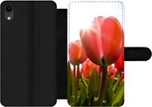 Bookcase Geschikt voor iPhone XR telefoonhoesje - Bloemen - Tulpen - Zon - Met vakjes - Wallet case met magneetsluiting