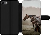 Bookcase Geschikt voor iPhone SE 2020 telefoonhoesje - Paarden - Mist - Weide - Met vakjes - Wallet case met magneetsluiting