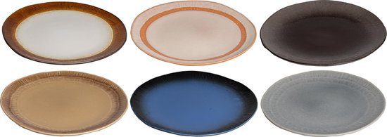 Ensemble de six assiettes en terre cuite aux tons terreux : blanc avec bord brun, beige avec cercle orange, noir, brun doré, bleu avec dégradé noir, gris.