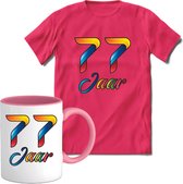 77 Jaar Vrolijke Verjaadag T-shirt met mok giftset Roze | Verjaardag cadeau pakket set | Grappig feest shirt Heren – Dames – Unisex kleding | Koffie en thee mok | Maat M