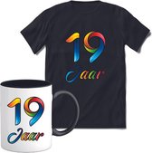 19 Jaar Vrolijke Verjaadag T-shirt met mok giftset Zwart | Verjaardag cadeau pakket set | Grappig feest shirt Heren – Dames – Unisex kleding | Koffie en thee mok | Maat L
