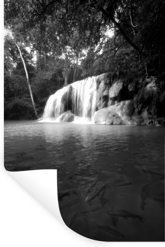 Muurstickers - Sticker Folie - Vissen in het water bij het Nationaal park Erawan met uitzicht op een waterval in Thailand - zwart wit - 20x30 cm - Plakfolie - Muurstickers Kinderkamer - Zelfklevend Behang - Zelfklevend behangpapier - Stickerfolie