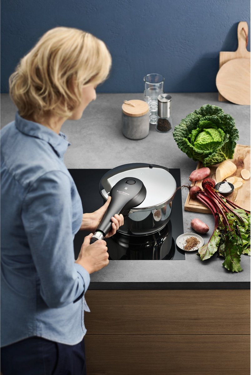 WMF Perfect One Pot snelkookpan, inductie, 6,5 l, stoompan, groot kooksignaal, 2 kookstanden, afneembare & WMF Accessoires snelkookpan inzetset 2-delig geperforeerd inzetstuk 22, 20 x 5 x 1 cm WMF Perfect One Pot snelkookpan, inductie, 6,5 l, stoompan, groot kooksignaal, 2 kookstanden, afneembare & WMF Accessoires snelkookpan inzetset 2-delig geperforeerd inzetstuk 22, 20 x 5 x 1 cm
