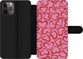 Bookcase Geschikt voor iPhone 11 Pro telefoonhoesje - Een illustratie van behang met rode hartjes - Met vakjes - Wallet case met magneetsluiting