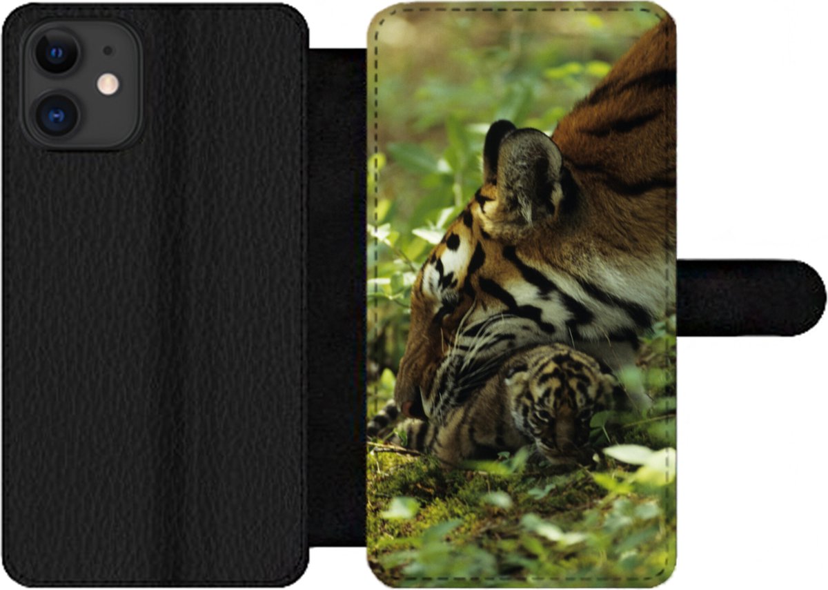 Telefoonhoesje Geschikt voor iPhone 11 telefoonhoesje - Tijger - Planten - Welp - Met vakjes - Wallet case met magneetsluiting
