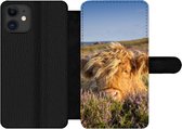 Bookcase Geschikt voor iPhone 11 telefoonhoesje - Schotse Hooglander - Heide - Gras - Dieren - Met vakjes - Wallet case met magneetsluiting