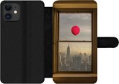 Bookcase Geschikt voor iPhone 11 telefoonhoesje - Rode ballon vliegt langs raam in New York - Met vakjes - Wallet case met magneetsluiting