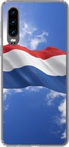 Geschikt voor Huawei P30 hoesje - De vlag van Nederland wappert in de lucht - Siliconen Telefoonhoesje