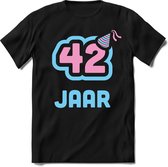 42 Jaar Feest kado T-Shirt Heren / Dames - Perfect Verjaardag Cadeau Shirt - Licht Blauw / Licht Roze - Maat 4XL