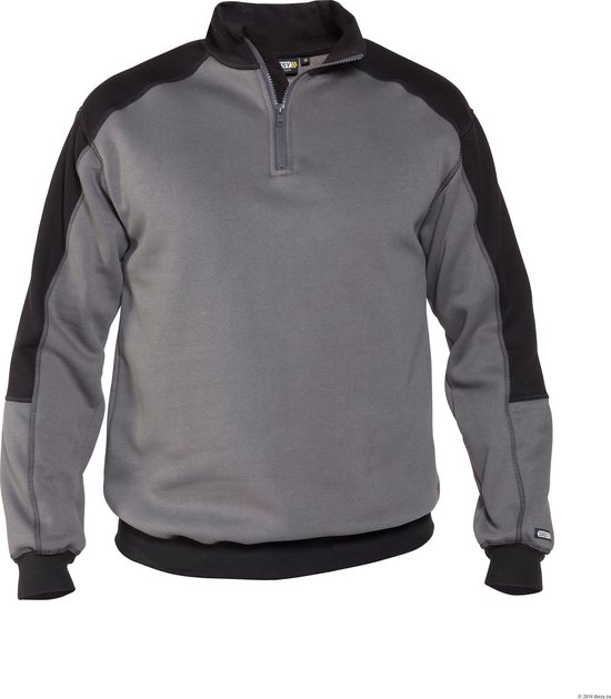 Grijze sweater met zwarte mouwen en kraag, rits tot halverwege de borst, gestikte naden.