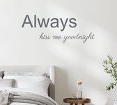 Stickerheld - Muursticker Always kiss me goodnight - Slaapkamer - Liefde - Boven je bed - Engelse Teksten - Mat Donkergrijs - 41.3x107.8cm