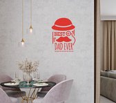 Stickerheld - Muursticker Best dad ever - Woonkamer - Vaderdag - Bolhoed, vergrootglas en snor - Engelse Teksten - Mat Rood - 58.7x41.3cm