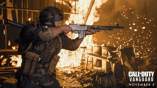 Soldaat met helm en geweer, vuurt in een brandende omgeving. "Call of Duty: Vanguard" logo.