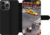 Bookcase Geschikt voor iPhone 13 Pro telefoonhoesje - New York - Amerika - Taxi - Met vakjes - Wallet case met magneetsluiting