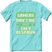 Gamers don't die pixel T-shirt | Neon Groen | Gaming kleding | Grappig game verjaardag cadeau shirt Heren – Dames – Unisex | - Licht Blauw - L