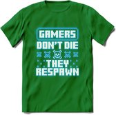 Gamers don't die pixel T-shirt | Neon Blauw | Gaming kleding | Grappig game verjaardag cadeau shirt Heren – Dames – Unisex | - Donker Groen - M