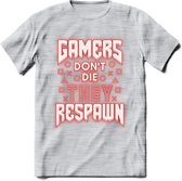 Gamers don't die T-shirt | Neon Rood | Gaming kleding | Grappig game verjaardag cadeau shirt Heren – Dames – Unisex | - Licht Grijs - Gemaleerd - M