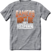 Gamers don't die T-shirt | Oranje | Gaming kleding | Grappig game verjaardag cadeau shirt Heren – Dames – Unisex | - Donker Grijs - Gemaleerd - XXL