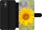 Bookcase Geschikt voor iPhone 12 Pro Max telefoonhoesje - Bloemen - Zonnebloem - Geel - Met vakjes - Wallet case met magneetsluiting
